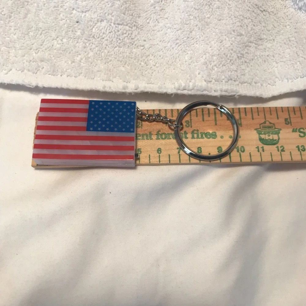 Vintage Avon Gift Collection U.S. Flag Light Up Key Chain